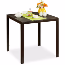Cette table carrée pour l’extérieur se caractérise par son design rectiligne sans frioritures est un choix judicieux pour la ...