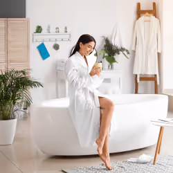 Relaxdays - Garde robe mural, supports et 6 crochets, campagnard, entrée et bain, HlP 18x75x16 cm, porte serviettes, blanc