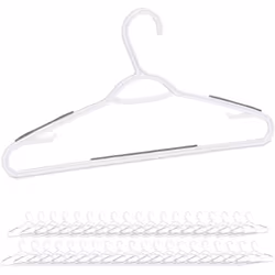 Mettez un peu d’ordre dans votre armoire avec ce lot de cintres en plastique. Chaque cintre dispose d’un porte-cravate pour c ...