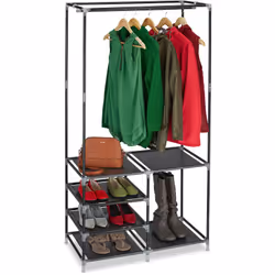 Le simple porte-manteaux sur pieds en noir offre un espace de rangement pour les vêtements et les chaussures dans le couloir ...