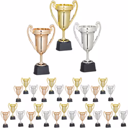 Obtenez le trophée d'or et remettez les autres à leur place. Ce lot de coupes conçu avec passion éveillera l'esprit de compét ...