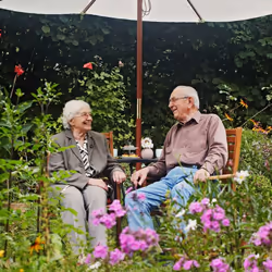 Relaxdays Table ronde de jardin, trou pour parasol, aspect grille, résistant aux intempéries, acier, HxD 72x70 cm, noir