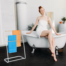 Porte-serviettes sur pied, métal, 3 traverses aspect bois, pour serviettes, HxLxP : 87 x 58 x 29,5 cm, blanc - Relaxdays