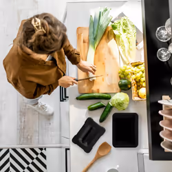 Petit seau à compost de cuisine, pratique, avec couvercle, en plastique, volume 5 l, accrocher, noir - Relaxdays