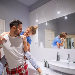 Relaxdays - Accessoires de salle de bain, 4 pièces, en acier inox, porte-savon, distributeur de savon, gobelets, argenté
