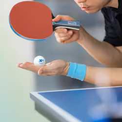 Relaxdays Lot tennis de table, pochette, filet, 2 raquettes, 3 balles ping pong, jeu intérieur, extérieur, rouge-noir