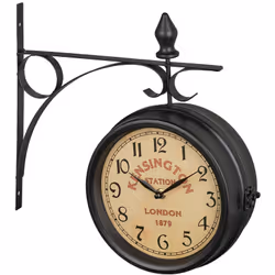 Cette jolie horloge noire apportera une touche vintage à votre intérieur. Accrochée au mur, elle surplombera la pièce et vous ...