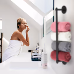Porte-serviettes autoadhésif en inox, pour la salle de bain,sans perçage, hlp : 5,5 x 40,5 x 7 cm, noir - Relaxdays