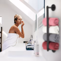 Porte-serviettes autoadhésif en inox, à fixer dans la salle de bain sans percer, hlp : 5,5 x 40,5 x 7 cm, noir - Relaxdays