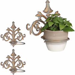 Grâce à ce porte-pot en fonte au style ornemental baroque en lot de 3, vous pouvez mettre en valeur vos plantes à la maison. ...