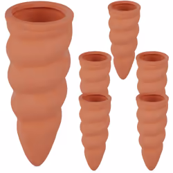 Avec ces 6 cônes en terre cuite, alimentez en eau vos plantes et vos fleurs de manière automatique pendant un été chaud ou lo ...