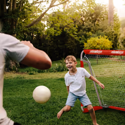 Relaxdays But de football, lot de 2, enfants et adultes, HLP : 110 x 150 x 75 cm, métal, cage stable pour foot, rouge