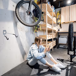 Relaxdays - Support mural vélos, pliable, capacité 25 kg, appartement & cave, HxLxP : 11x31x33cm, porte-vélos, noir-argent
