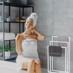 Porte-serviettes, 3 barres, acier, h x l x p : 82,5 x 46 x 21 cm, support sèche-draps de bain à poser, blanc - Relaxdays