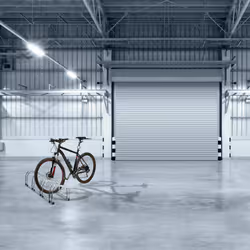 Relaxdays - Râtelier pour 4 vélos, jusqu'à 60 mm de largeur de pneu, en métal, garage, support à poser au sol, argenté
