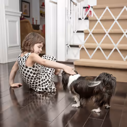 Relaxdays Barrière de sécurité pour chiens, jusqu’à 118 cm, 69-82,5 cm de haut, bambou, escaliers & porte, blanc
