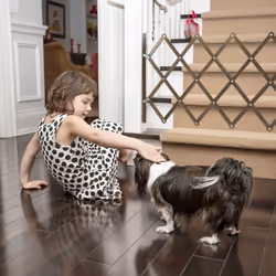 Relaxdays - Barrière de sécurité extensible jusqu'à 96 cm, chiens, 48,5-60 cm de haut, bambou, escaliers & porte, marron