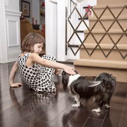 Relaxdays - Barrière de sécurité extensible jusqu'à 118 cm, chiens, 69-82,5 cm de haut, bambou, escaliers & porte, marron