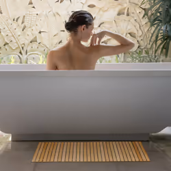 Tapis de bain, descente de douche en bambou, antidérapant, enroulable, 80 x 50 cm, nature et blanc - Relaxdays