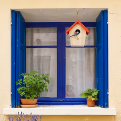 Relaxdays - Cabane à oiseaux décorative, en bois, suspendre, hlp : env. 16 x 15 x 11 cm, jardin et balcon, nature/rouge