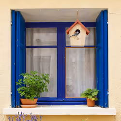 Relaxdays - Cabane à oiseaux décorative, en bois, suspendre, hlp : env. 16 x 15 x 11 cm, jardin et balcon, nature/orange