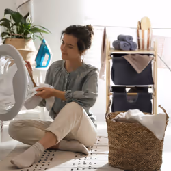 Meuble à linge, bambou, 2 sacs amovibles, surface pratique, hlp : 73x36,5x33 cm, salle de bain, nature et gris - Relaxdays