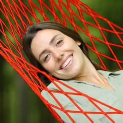 Hamac en filet, accessoire d'extérieur pour 1 personne, au camping ou dans le jardin, jusqu'à 120 kg, rouge - Relaxdays