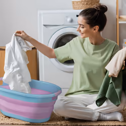 Relaxdays Panier à linge, 24 litres, en plastique, pliable, rangement peu encombrant, avec poignées, rose et bleu