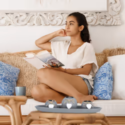 Relaxdays Porte-bougies avec plateau, 38 cm, boucles & cœurs, décoration de table, salon, chambre, bougeoir, gris/blanc