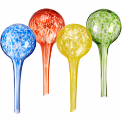 Avec ces cônes en verre, vous pouvez alimenter en eau les plantes et les fleurs de manière automatique pendant un été chaud o ...