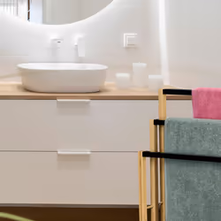 Porte-serviettes en bambou, 3 barres en quinconce, h x l x p : 82 x 55 x 24 cm, salle de bain, nature et noir - Relaxdays
