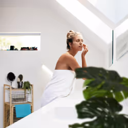 Relaxdays Meuble salle de bain avec bac linge, 2 niveaux, HxLxP: 95x40x30 cm, inclinable, bambou, tissu, nature - noir