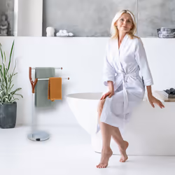 Porte-serviettes non fixe, avec 2 barres, en acier et mdf, pour salle de bain ou cuisine, argenté et marron - Relaxdays