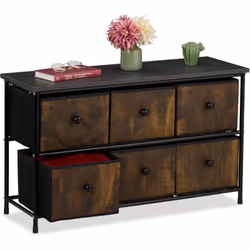 À la recherche d'une commode robuste ? Alors vous êtes au bon endroit ! Ce meuble à 6 tiroirs spacieux sera pratique pour vot ...