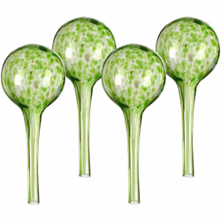 Avec ces cônes en verre, vous pouvez alimenter en eau les plantes et les fleurs de manière automatique pendant un été chaud o ...