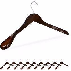 Que ce soit pour tous les jours ou dans un bureau privé, ce set de cintres en bois à épaules larges est idéal pour les costum ...