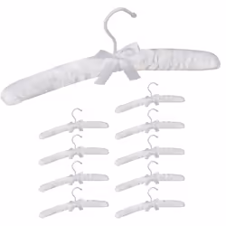 Ce lot de cintres en satin très élégants sont presque trop beaux pour rester enfermés dans une armoire. Les cintres sont reco ...