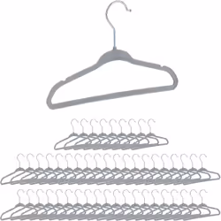 Vous souhaitez montrer à votre petit bout de chou comment suspendre des vêtements? Ce set de cintres en velours pour enfants ...
