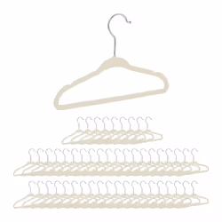 Vous souhaitez montrer à votre petit bout de chou comment suspendre des vêtements? Ce set de cintres en velours pour enfants ...