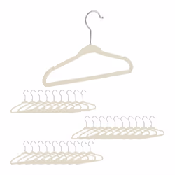 Vous souhaitez montrer à votre petit bout de chou comment suspendre des vêtements? Ce set de cintres en velours pour enfants ...