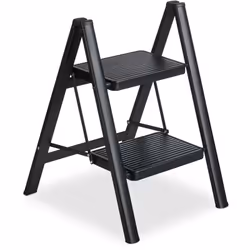 Cet escabeau est l’accessoire idéal pour vous aider à atteindre des coins en hauteur comme des fenêtres, armoires ou étagères ...
