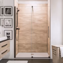 Porte de douche coulissante en niche, profilé noir, roulettes en bas, verre anticalcaire Les parois de douche coulissantes so ...