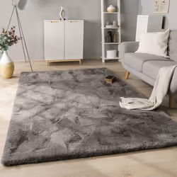 Chouchoutez votre intérieur et appréciez votre nouveau tapis à poils longs façon fausse fourrure. Ces accessoires tendance sé ...