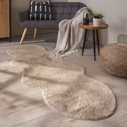 L’attrait chaleureux d’une fausse fourrure ultra douce allié à un coloris tendance et un style moderne. La forme naturelle cl ...
