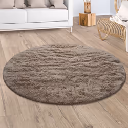 Même si l’on associe rarement le mot « confort » au sol souvent froid, ces fabuleux tapis à longs poils parviennent à créer u ...