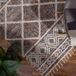 Motif géométrique original et look boho dynamique alliés à un confort doux et luxueux;: ces tapis shaggy ont vraiment tout ce ...