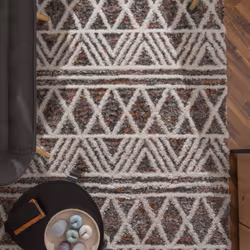 Motif géométrique original et look boho dynamique alliés à un confort doux et luxueux;: ces tapis shaggy ont vraiment tout ce ...