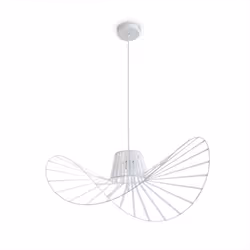 Designtext_MuVa_HUGO_PDL_LENALE LUMINAIRE :Tel un rêve doux et ondoyant, cette suspension luxueuse en tissu finement travaill ...