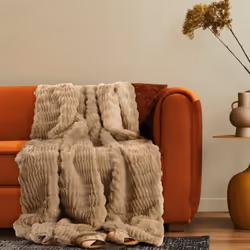 Un rêve de douceur dans un design tendance et des couleurs actuelles. Grâce à ces plaids design moelleux, vos meubles de salo ...