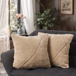 Apportez une touche spéciale et une dose supplémentaire de confort à votre décoration intérieure avec ces housses de coussin ...